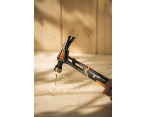 Ciocan bate cui în suprafață de lemn