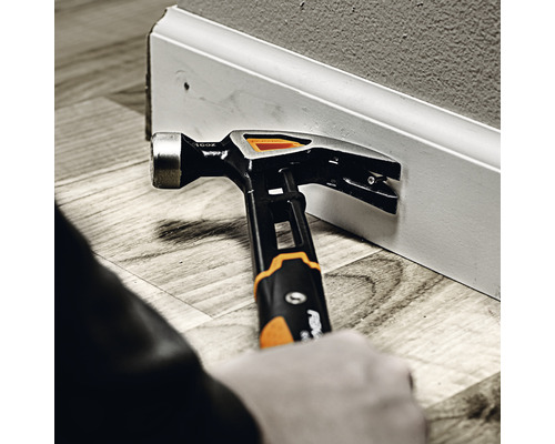 Un ciocan este folosit pentru a îndepărta o plintă.