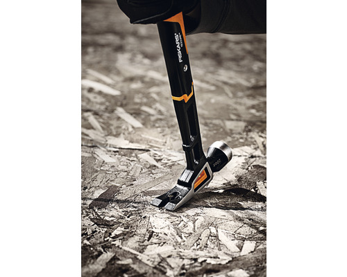 Ciocan de tâmplărie Fiskars pe suprafață de lemn