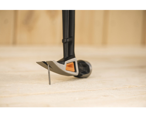 Ciocan cu coadă și cui pe suprafață de lemn