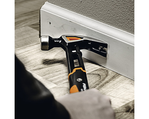 Ciocan care îndepărtează o plintă