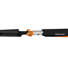 Logo Fiskars pe o piesă de extensie pentru unelte de grădinărit