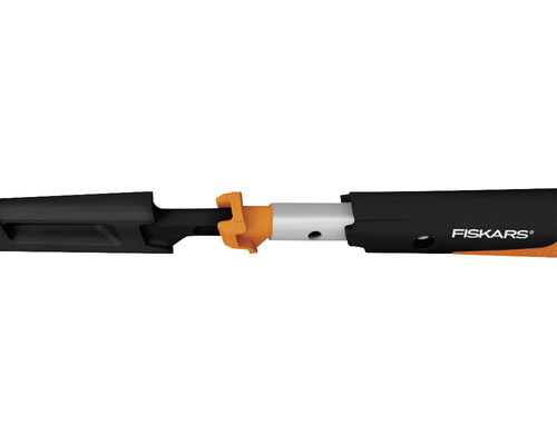 Logo Fiskars pe o piesă de extensie pentru unelte de grădinărit