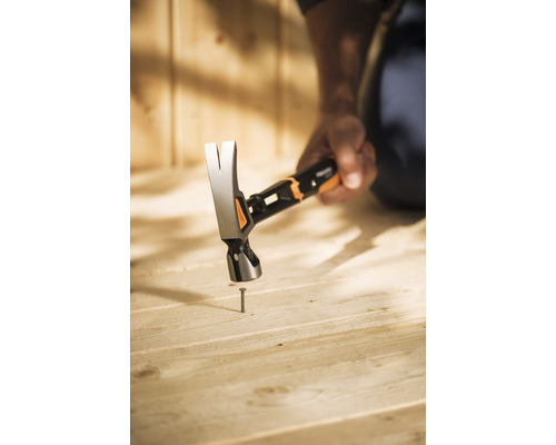 Ciocan bate cui în lemn