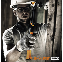 Un bărbat cu cască de protecție folosește un ciocan Fiskars pentru a bate un cui.