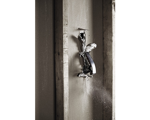 Baterie de baie deteriorată într-un perete de gips-carton