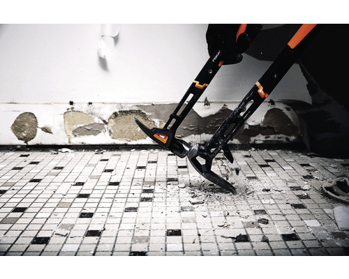 Două răngi sunt folosite pentru a sparge plăcile.