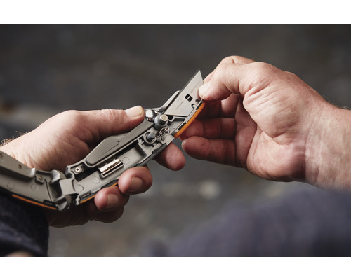 Un cutter ținut în mână.