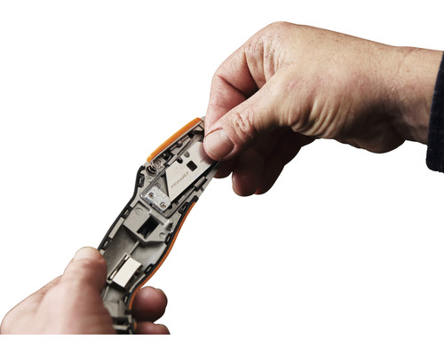 Un cuțit cutter este echipat cu o lamă nouă.