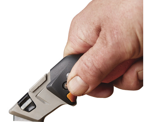 Mână care operează un cuțit universal