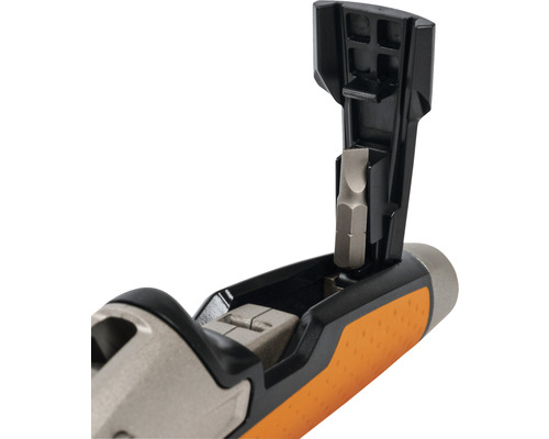 Cheie tubulară cu biți în spațiul de depozitare deschis