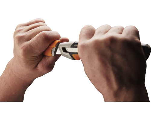 Două mâini care operează un cutter