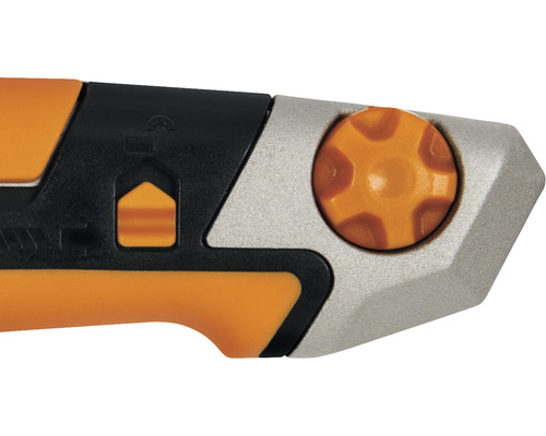 Prim-plan cu un cuțit cutter cu glisor portocaliu și rotiță de reglare