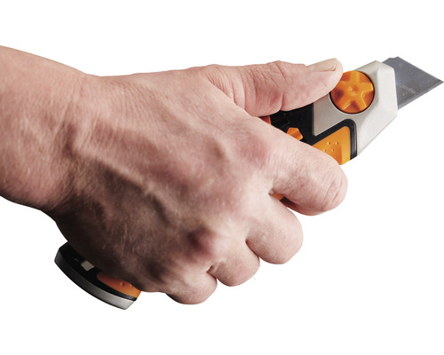 O mână ține un cutter