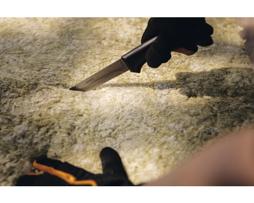 Un cuțit taie o placă izolatoare.