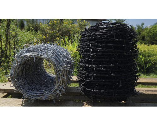 Două role de sârmă ghimpată pentru împrejmuire
