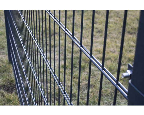 Gard din plasă sudată cu bare duble în detaliu