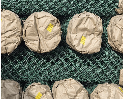 Role împachetate de gard din plasă