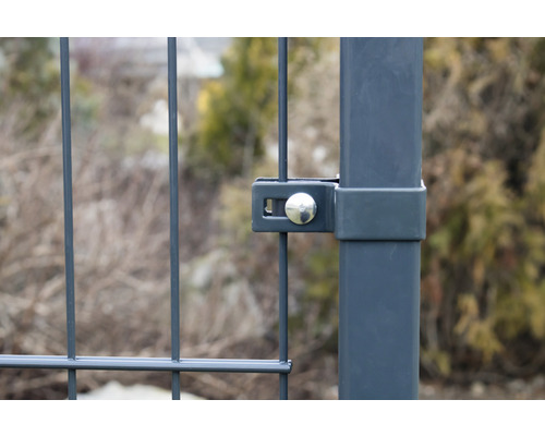 Vizualizare detaliată a unui gard cu stâlpi și elemente de fixare