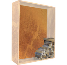 Element decorativ cu trepte din lemn în fața unui perete cu model