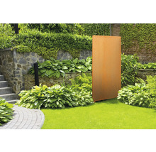 Paravan metalic de intimitate, de culoarea ruginii, în grădină