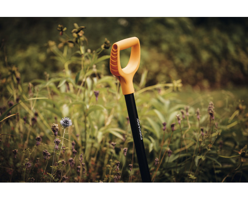Cazma Fiskars cu mâner D în grădină