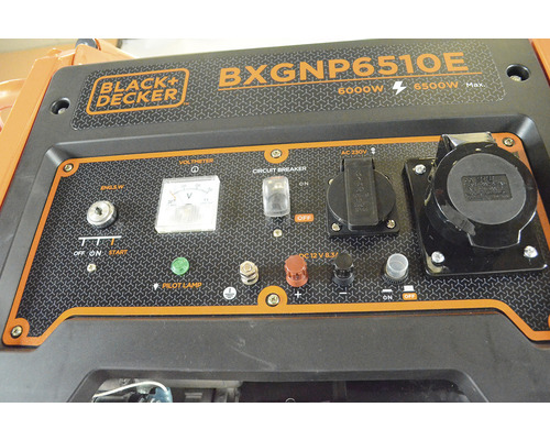 Panoul de control al unui generator de curent Black+Decker cu voltmetru, întrerupător și prize