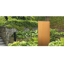 Scenă decorativă de grădină cu imagine metalică și elemente de design peisagistic.