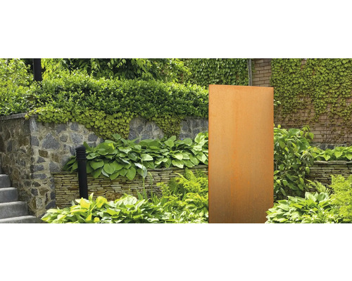 Scenă decorativă de grădină cu imagine metalică și elemente de design peisagistic.