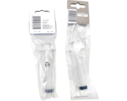 Două seringi de plastic în ambalaj