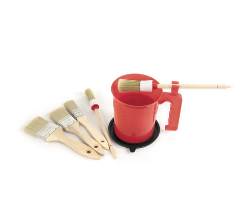 Găleată de vopsea cu diverse pensule