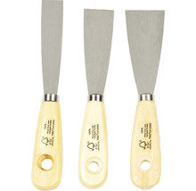 Trei spatule cu mâner de lemn și lamă de metal