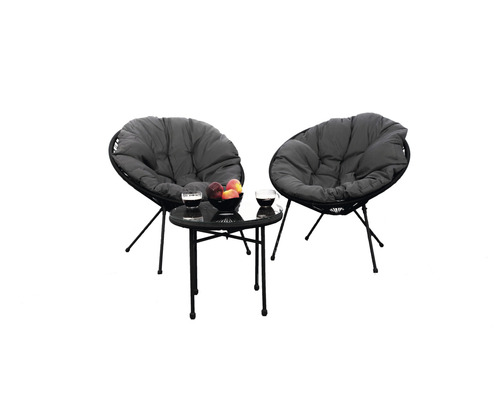 Set de grădină cu două fotolii lounge cu perne și o masă cu un bol cu fructe