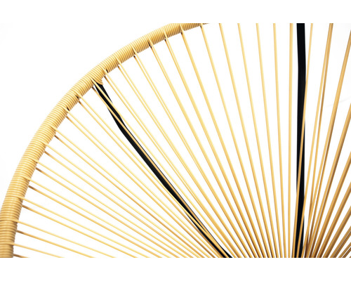 Imagine detaliată a unui scaun de răchită cu șnururi deschise la culoare