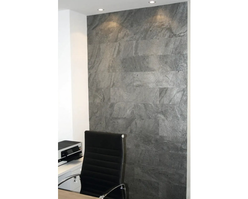 Decor de perete cu placaje decorative cu aspect de piatră în spatele unui birou