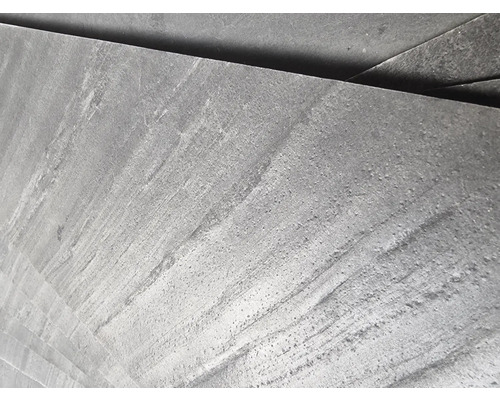 Prim-plan cu plăci de pardoseală cu aspect de piatră