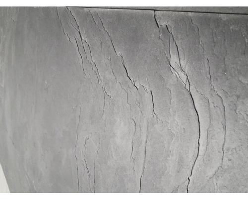 Prim-plan cu o placă de ardezie cu textură naturală