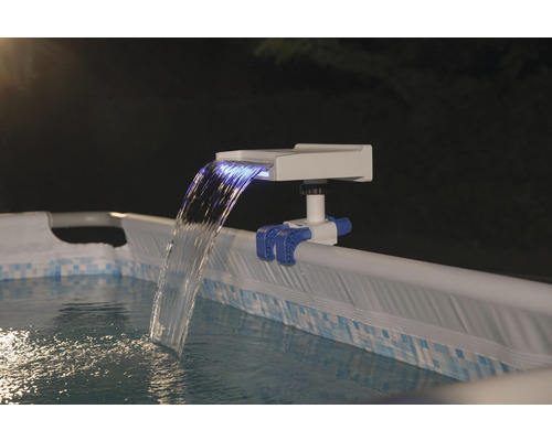 Cascadă pentru piscină cu iluminare cu LED montată pe marginea piscinei