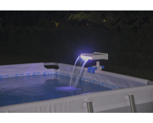 Piscină cu cascadă solară