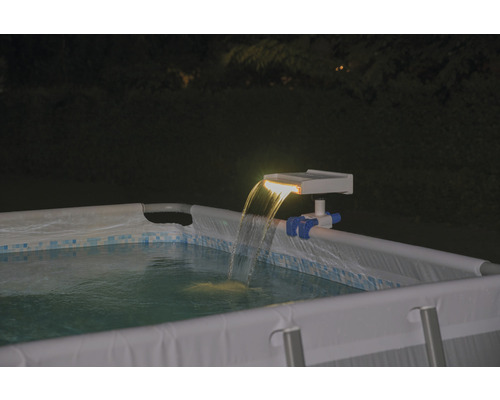 Piscină cu cascadă solară