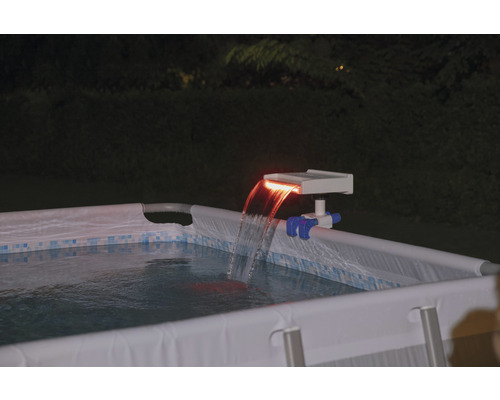 Cascadă solară iluminată pentru piscină pe marginea piscinei