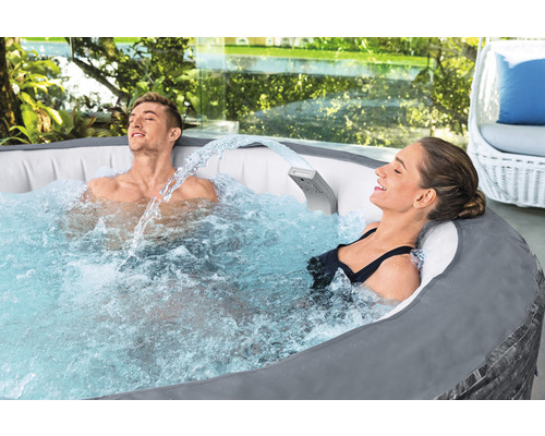 Cuplu relaxat în jacuzzi gonflabil cu bule