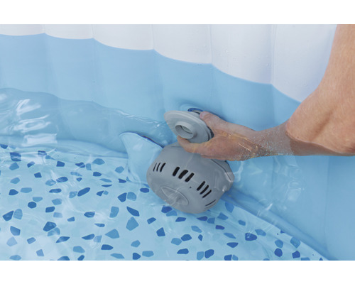 Persoană care introduce un cartuș filtrant într-o piscină