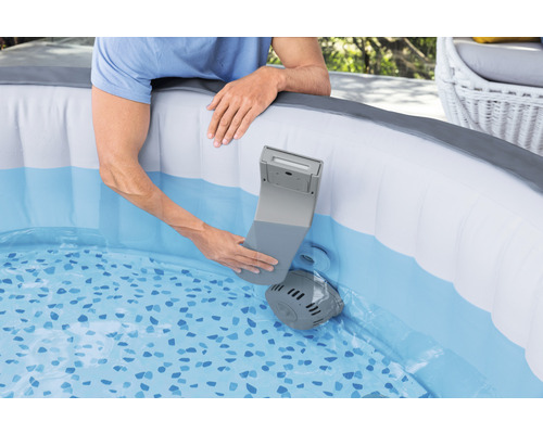 Persoană care montează o pompă de filtrare gri într-o piscină gonflabilă