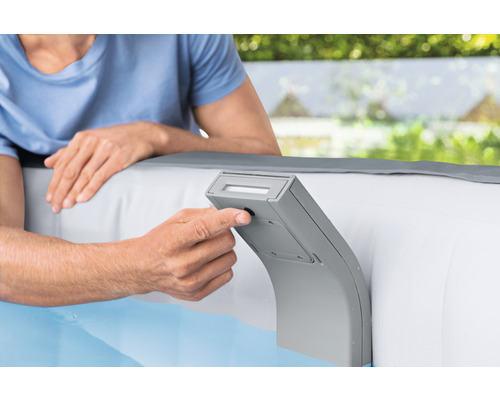 Persoană care operează un element de control pe un jacuzzi