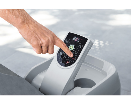 Persoană care operează unitatea de control a unui jacuzzi