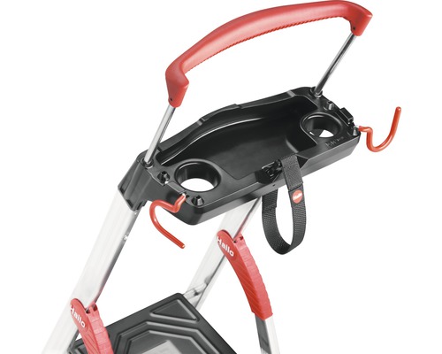 Imagine detaliată a unei trepte cu tavă de depozitare și suport pentru scule.