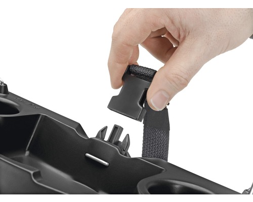 Prim-plan cu o cataramă de centură neagră pe o căruță.