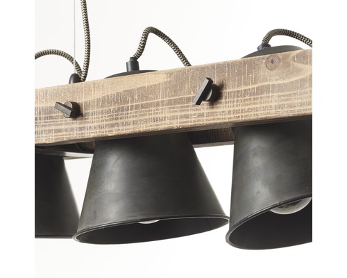 Lumină suspendată cu grindă de lemn și trei abajururi