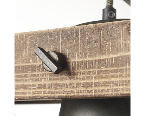 Detaliu lampă cu grindă de lemn și întrerupător rotativ